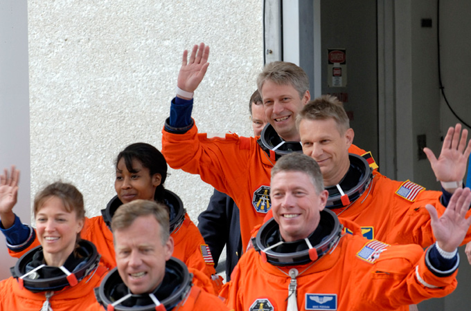 Eine Crew auf dem Weg zum Start. Mit dabei: Thomas Reiter aus Deutschland (winkend hinten in der Mitte). 
Bild: ESA (S. Corvaja)