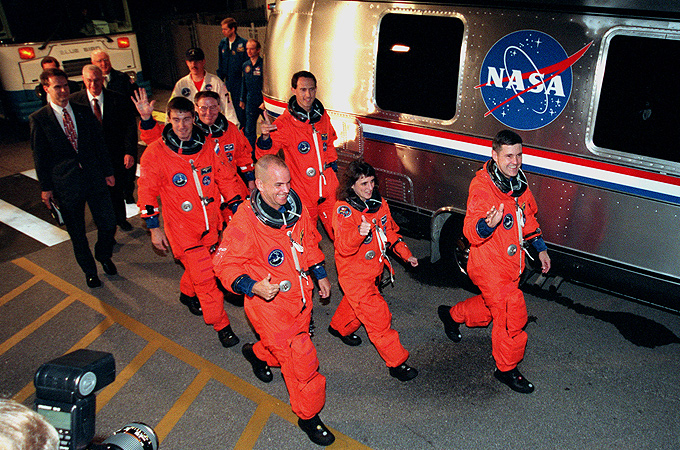 Nachdem die Astronauten gefrühstückt und ihre Startanzüge angezogen haben, werden sie vom Astro-Van zur Startrampe gefahren. 
Bild: NASA