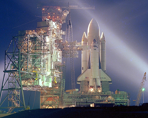 Dieses Foto entstand am Abend vor dem allerersten Start einer Raumfähre im Jahre 1981. Nur bei den ersten Flügen war der große Tank weiß gestrichen.  Danach verzichtete man auf die Farbe, um Gewicht zu sparen. 
Bild: NASA