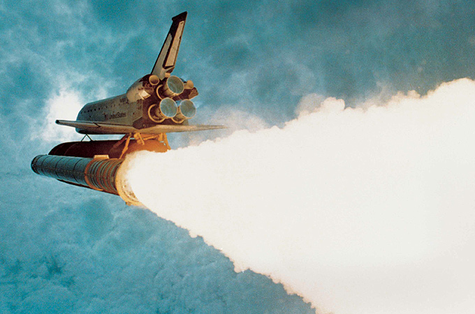 „Ritt“ auf dem Feuerstrahl: Eine Raumfähre fliegt ins All. 
Bild: NASA