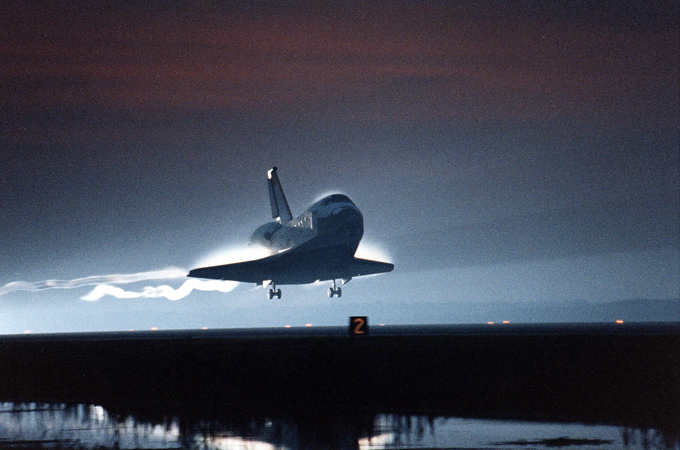 Ein Space Shuttle kurz vor dem Touch down, dem Aufsetzen auf der Landebahn. 
Bild: NASA