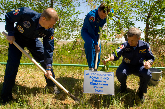 In Russland hält man viel von Tradition: Alle Raumfahrer pflanzen in den Tagen vor dem Start einen Baum. So ist in Baikonur inzwischen eine „Allee der Kosmonauten“ entstanden. 
Bild: ESA (S. Corvaja)