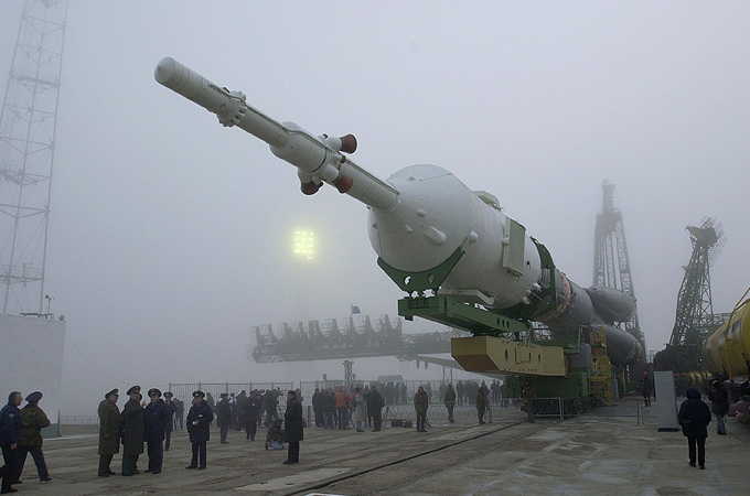 Eine russische Sojus-Rakete wird an der Startrampe aufgerichtet. 
Bild: NASA