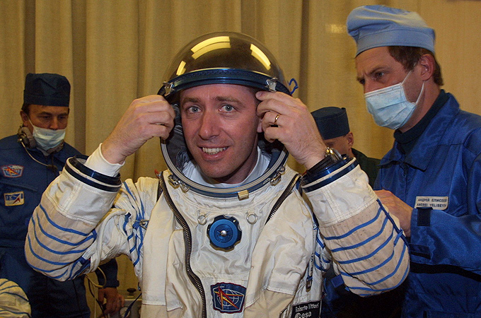 Einige Stunden vor dem Start: Die Crew-Mitglieder – hier der Italiener Roberto Vittori – ziehen ihre Anzüge an. Die Betreuer, die sie dabei unterstützen, tragen einen Mundschutz, damit sich die Raumfahrer nicht in letzter Minute noch einen Schnupfen holen. 
Bild: ESA, ASI (S. Corvaja)