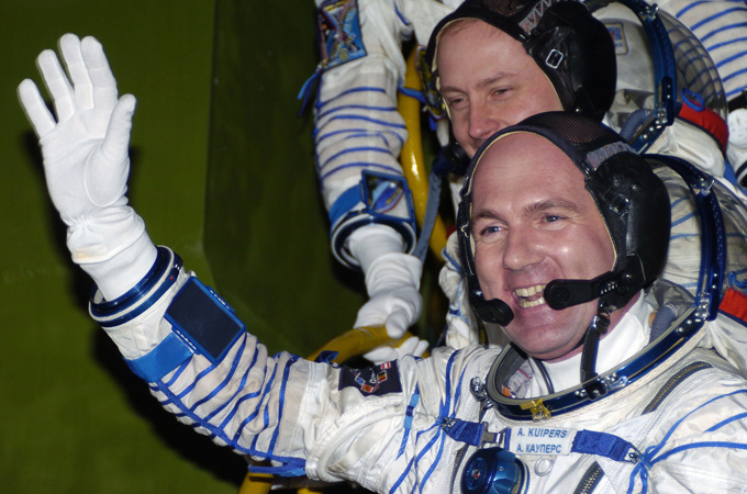 Der ESA-Astronaut André Kuipers aus den Niederlanden beim Betreten der Startrampe. 
Bild: ESA (S. Corvaja) 