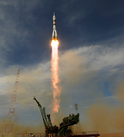 Mit ohrenbetäubendem Lärm hebt eine russische Sojus-Rakete in Baikonur ab. 
Bild: ESA (S. Corvaja)