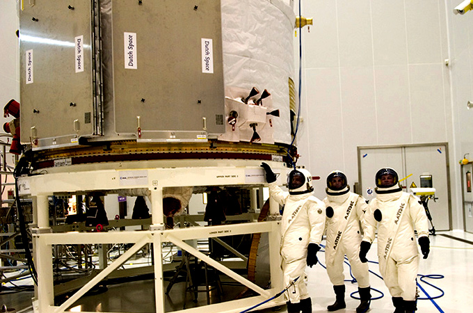 Raumschiffe wie ATV – der unbemannte europäische Frachttransporter, der die ISS mit Nachschub versorgt – verfügen über einen eigenen Antrieb. Denn ATV muss nach der Trennung von der Rakete selbstständig zur ISS fliegen. Beim Betanken mit dem explosiven Treibstoff tragen die Techniker in Kourou Spezialanzüge. 
Bild: ESA, CNES, Arianespace