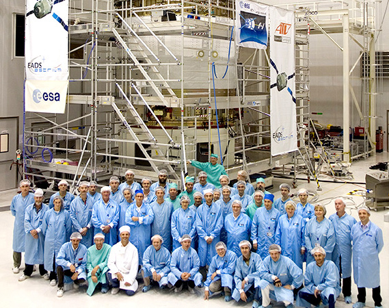 Gruppenbild mit Raumschiff: Diese Ingenieure, Techniker und Wissenschaftler haben das ATV-Raumschiff in Kourou auf den Start vorbereitet. Zum Abschluss machen sie ein Erinnerungsfoto. 
Bild: ESA, CNES, Arianespace