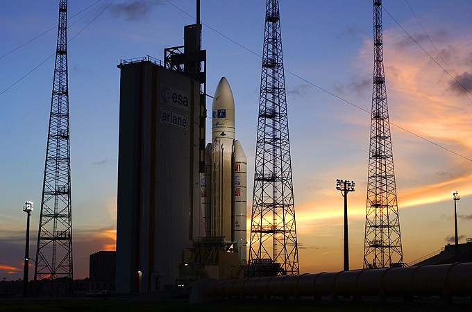 Startklar: eine Ariane 5 am Startturm. Bild: ESA