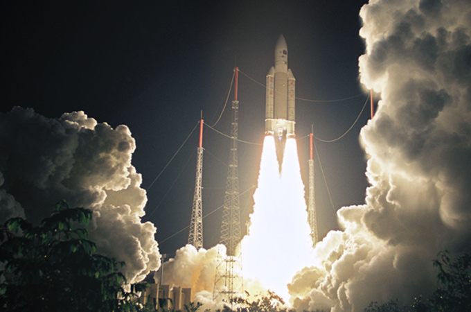 Die Ariane 5 hebt ab. 
Bild: ESA, CNES, Arianespace