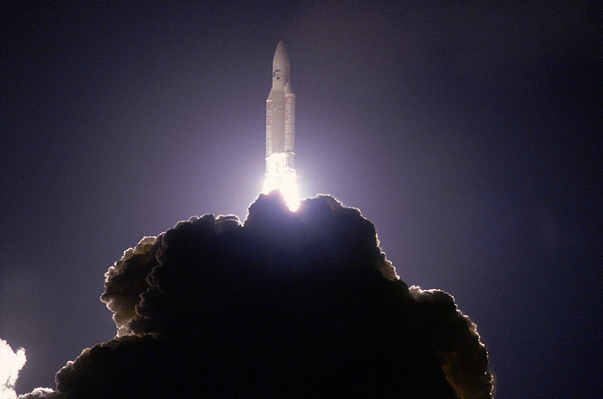 Start bei Nacht: Mit der Ariane 5 lassen sich gleich mehrere Satelliten ins All transportieren. Denn die Rakete ist so stark, dass sie viele Tonnen in den Weltraum befördern kann. Bild: ESA, CNES, Arianespace