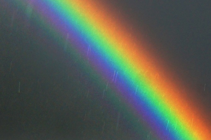 Sonnenlicht erscheint weiß, setzt sich aber aus verschiedenen Farben zusammen. Das kannst du an einem Regenbogen sehen, der das Licht gewissermaßen „auffächert“ und in die einzelnen Farben zerlegt. Bild: K.-A. 