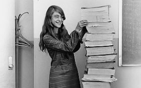 Margaret Hamilton mit einem Ausdruck der Software, die sie mit ihrem Team für die Apollo-Bordrechner programmiert hatte. Bild: NASA, MIT, Wikipedia