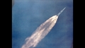 Die über 100 Meter hohe Rakete reitet auf einem Feuerstrahl ins All %2d mit ohrenbetäubendem Lärm. Bild: NASA (KSC%2d69PC%2d188)
