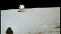 Blick auf die Mondlandefähre. Armstrong und Aldrin verbringen 2 Stunden und 32 Minuten auf der Oberfläche. Danach ruhen sie sich in der Fähre aus. Bild: NASA