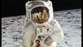 Buzz Aldrin (Ausschnittvergrößerung). Neil Armstrong spiegelt sich im Helm. Bild: NASA