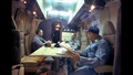 Die Crew im Quarantäne%2dContainer (er wird vom Flugzeugträger nach Hawaii gebracht, wo die Raumfahrer in ein anderes Quartier umziehen). Bild: NASA (KSC%2d69PC%2d485)