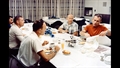 Die Crew beim Frühstück. Vor der Start gab es immer Steak und Rührei. Bild: NASA (KSC%2d69PC%2d368)