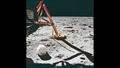Das erste Foto, das Armstrong nach Betreten der Mondoberfläche aufgenommen hat. Es zeigt einen Teil der Mondlandefähre und einen Behälter für Gesteinsproben. Bild: NASA (AS11%2d40%2d5850)