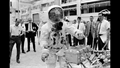 Training in der Halle: Jeder Handgriff wird geübt. Hier Armstrong mit dem Behälter für Gesteinsproben vom Mond. Bild: NASA (S69%2d3109)