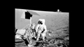 Conrad an der Sonde Surveyor III. Sie war 2 Jahre zuvor auf dem Mond gelandet. Conrad und Bean montierten Teile der Sonde ab, damit das Material auf der Erde untersucht werden konnte. Im Hintergrund die Landefähre – knapp 200 Meter entfernt. Bild: NASA