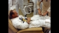 Pete Conrad beim Anziehen des Raumanzuges. Ein Techniker steckt ihm dabei ein Sandwich in die Hosentasche ... Bild: NASA