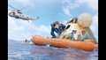 Nach der „Wasserung" im Pazifik wird die Crew per Schlauchboot und Hubschrauber auf einen Flugzeugträger gebracht. Bild: NASA (ap12%2dS69%2d22265)