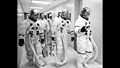 Der Gang durch den Gang. Die Crew auf dem Weg zum Astro%2dVan, der sie zur Startrampe bringt. Bild: NASA