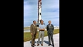 Ed Mitchell, Alan Shepard und Stuart Roosa (v.l.n.r.) vor der Saturn V. Bild: NASA