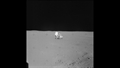 Mitchell mit dem „Handkarren". Das Bild zeigt gut: Ohne Bäume, Häuser oder andere Vergleiche ist es auf dem Mond schwer, die Entfernungen bis zum Horizont abzuschätzen. Bild: NASA