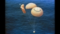 Landung im Pazifik. Einer der drei Fallschirme hatte sich nicht vollständig geöffnet, was aber kein Problem darstellte. Bild: NASA