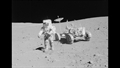 Erstmals kommt der Mond%2dRover zum Einsatz. Die Crew kann damit interessante Gesteine auch weit abseits der Landestelle untersuchen. Bild: NASA