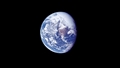 Nach Umrundung der Erde zündet die dritte Raketenstufe und bringt das Apollo%2dRaumschiff dadurch auf Kurs zum Mond. Unterwegs entsteht dieses eindrucksvolle Bild der Erde. Bild: NASA