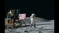 Mondfähre gelandet, Rover ausgepackt, Fahne aufgestellt. John Young salutiert springend fürs Foto. Bild: NASA