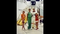 Gene Cernan mit Familie (und Freundin der Tochter), die ausnahmsweise mal beim Training dabei sein durfte. Und ja: Wie die Farben zeigen, waren es die bunten und wilden 70er Jahre! Bild: NASA