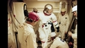 Generalprobe: Die Crew probt, wie sie ins Raumschiff steigt. Rechts mit der dunkeln Brille: Das ist Guenter Wendt. Er ist hier oben im „White Room" an der Spitze der Rakete der Chef des Teams, das der Crew beim Einsteigen hilft. Bild: NASA