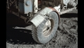 Ein Schutzblech des Mondautos hatte sich gelöst, sodass beim Fahren Mondstaub auf die beiden Astronauten flog. Sie brachten daher eine Landkarte über dem Rad an. Improvisationstalent ... Bild: NASA
