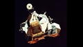 Die Mondfähre im Anflug auf das Apollo%2dRaumschiff. Nur der obere Teil der Fähre kehrt in die Umlaufbahn zurück und dockt an, das „Landegestell" bleibt auf dem Mond zurück. Bild: NASA