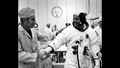 Ron Evans (rechts) nimmt die guten Wünsche von Deke Slayton (einem NASA%2dDirektor) mit auf den Weg zum Start. Bild: NASA