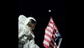 Schmitt mit der Flagge der USA, darüber die Erde. Bild: NASA
