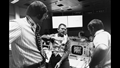 Weit vom Startplatz in Florida entfernt: Im Kontrollzentrum in Houston (Texas) bereitet sich das Team des Flugdirektors Gene Kranz (Bildmitte) vor, die Missionskontrolle nach dem Erreichen der Erdumlaufbahn zu übernehmen. Bild: NASA
