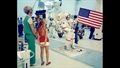 Frau und Tochter schauen zu, wie Papa die Flagge im Training im „Mondboden" festmacht. Bild:NASA