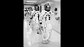 Die Astronauten verlassen das Crew%2dQuartier. Per Bus geht es jetzt zur Startrampe. Bild: NASA (KSC%2d68P%2d614)