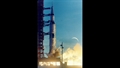 Ein kurioses Foto: Vorne die startende Rakete, im Hintergrund der Mond. Doch die Bildunterschrift der NASA räumt ein: Der Mond wurde in das Startfoto hineinkopiert. Er war in Florida zum Zeitpunkt des Starts überhaupt nicht sichtbar. Bild: NASA (KSC%2d68PC%2d329)
