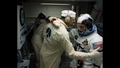 Oben an der Spitze der Saturn%2dRakete führt ein Ausleger – wie der Zugang zu Flugzeugen – zum Raumschiff. In diesem „White Room" steigen die Astronauten (hier Bill Anders) ins Raumschiff ein. Bild: NASA (KSC%2d68PC%2d338)
