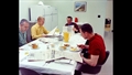Frühstück vor dem Training. Am hinteren Tischende leistet Alan Shepard, der erste Amerikaner im All, der Crew Gesellschaft. Bild: NASA