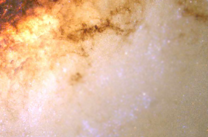 Es dehnt sich aus und kühlt ab. Noch aber ist es ein undurchsichtiger „Licht-Nebel“ aus Teilchen – pure Energie. 
Bild: NASA, ESA, STScI
