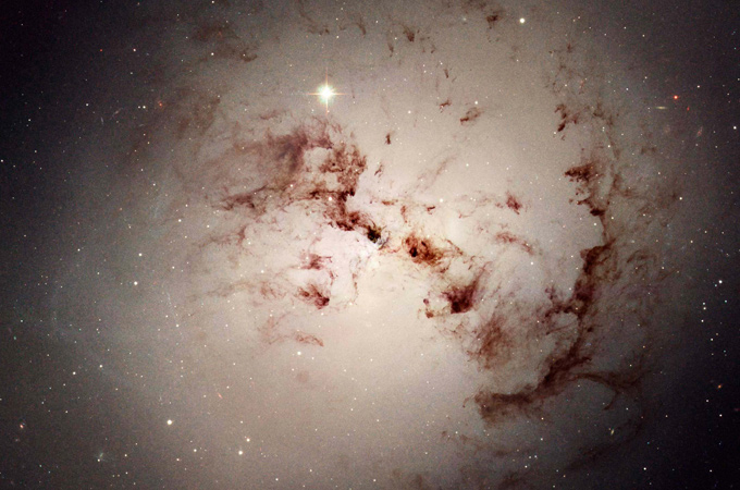 Nach 400.000 Jahren klärt sich das Bild: Die Teilchen schließen sich zu Atomen zusammen. 
Bild: NASA, ESA, STScI