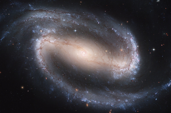 Die Materie zieht sich immer weiter an. Es entstehen die ersten Gasnebel und schließlich Galaxien. 
Bild: NASA, ESA, STScI
