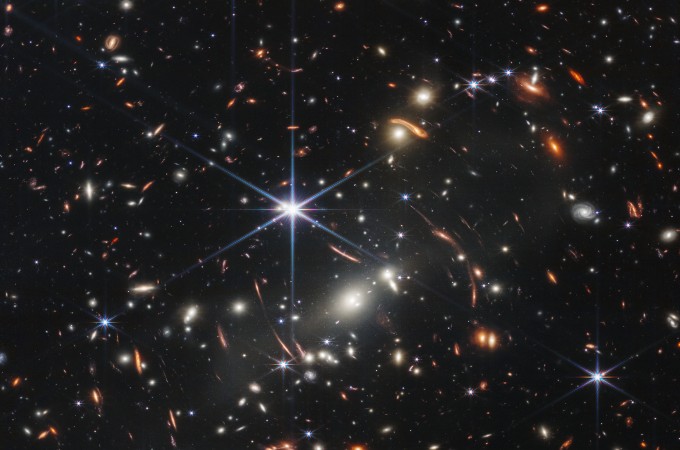 Diese Aufnahme zeigt Galaxien, die über 13 Milliarden Lichtjahre von uns entfernt sind. Das bedeutet, dass ihr Licht mehr als 13 Milliarden Jahre bis zu uns unterwegs war. Wir sehen sie also nicht so, wie sie heute sind, sondern wie sie damals waren. Bild: NASA, ESA, CSA, STScI.  